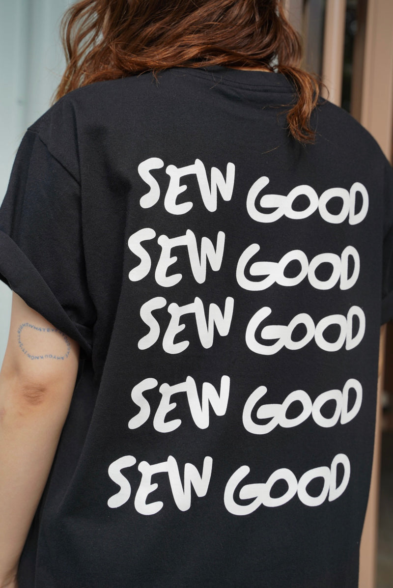 sew lettering Tシャツ - Black