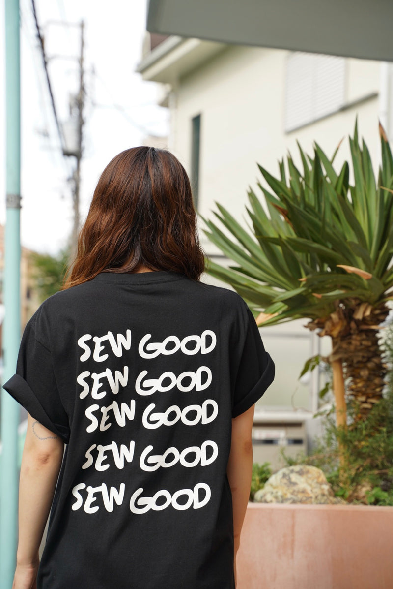 sew lettering Tシャツ - Black